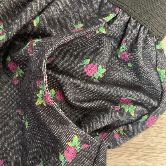 French Atmosphere - Rose Pattern Mini Skirt 🌹 - Picture 3 of 3